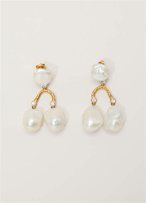 Baroque Earrings in Cultured Pearl and Brass with Gold finish.